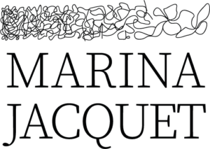 Logo da Marina Jacquet que tem seu nome e uma barra horizontal rabiscada que se desenrola da esquerda para a direita